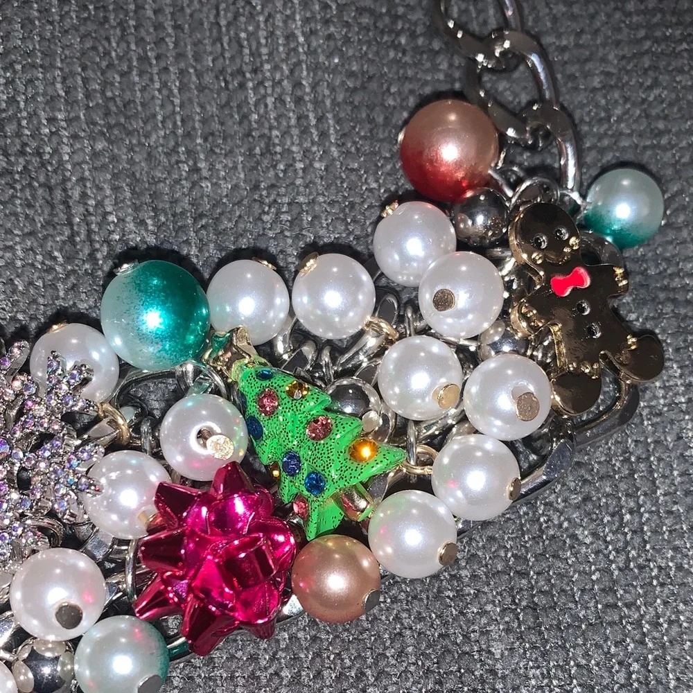 🆕- GORGEOUS Betsey Johnson Pearl Necklace with Stunning multicolored charms - Picture 6 of 12